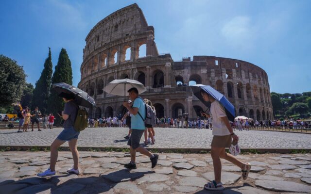 Cuaca Panas Buat Para Turis Pingsan di Colosseum Roma