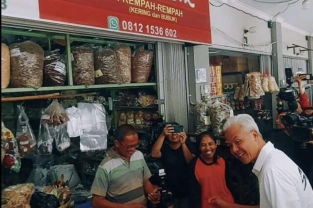 Ganjar Pranowo Blusukan ke Pasar Jamu di Sukoharjo, Sempatkan Ngobrol dengan Pedagang