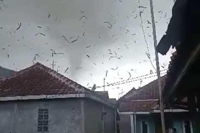 Angin Puting Beliung Mengguncang Kawasan Rancaekek Bandung